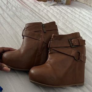 Womens Bamboo shoe size 6 Tan